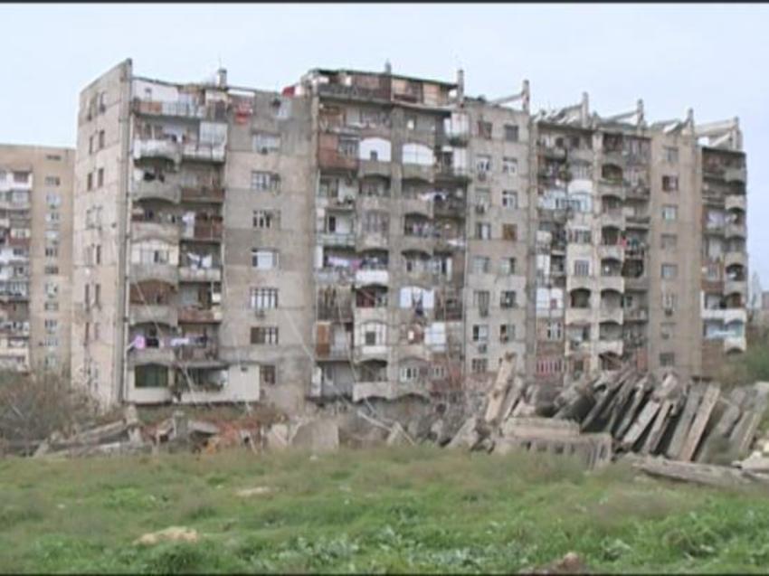 Image result for xətai rayonu, Gəncə prospektində sürüşən bina