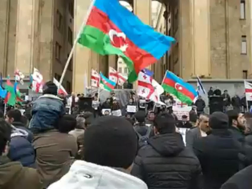 Azərbaycanlılar Gürcüstan parlamentinin qarşısında aksiya keçirir