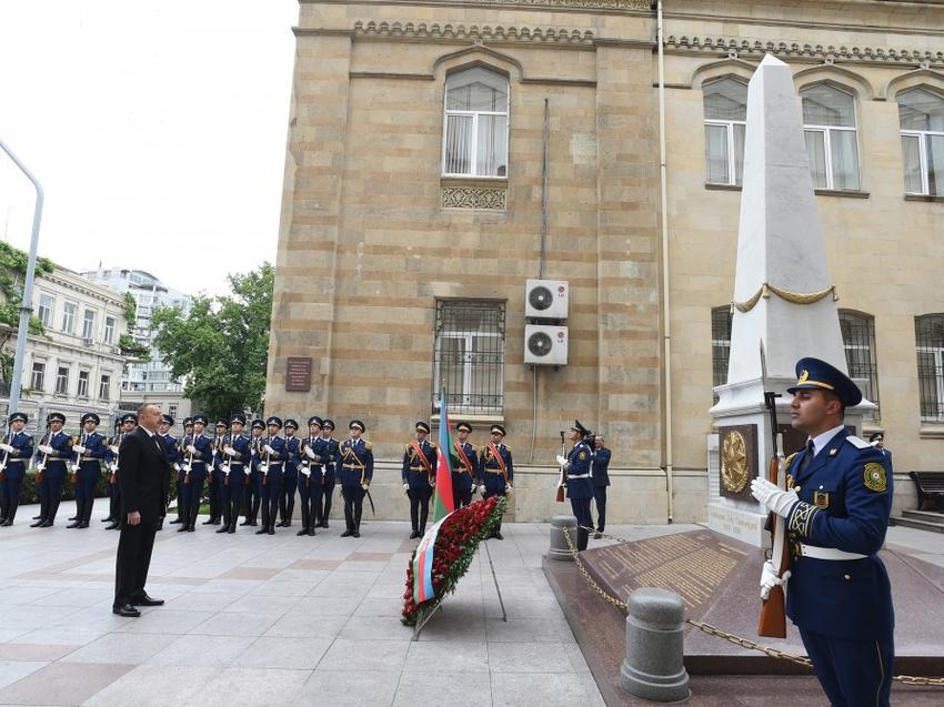 Prezident İlham Əliyev Azərbaycan Xalq Cümhuriyyətinin şərəfinə ucaldılmış abidəni ziyarət edib